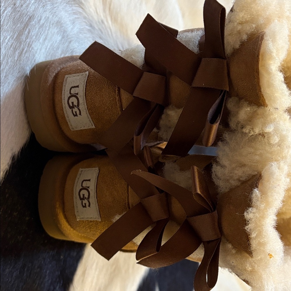UGG Tan Boots with Shearling and Bows